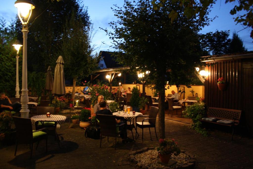 Hotel & Weinhaus Zum Schwarzen Baeren Coblença Exterior foto